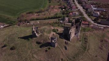 drone volando sobre las ruinas del antiguo castillo en 4k