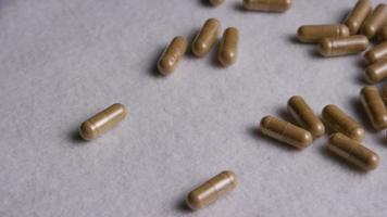 roterend voorraadbeeldschot van vitaminen en pillen - vitaminen 0032
