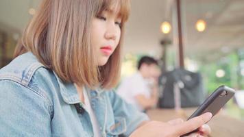 mulher asiática usando smartphone video