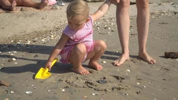 uma criança brinca na praia