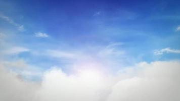 fondo de cielo azul con nubes loopable video