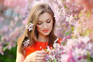 felice giovane donna in giardino video