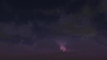 moln puffar och lata över en rosa solnedgång i en mörk himmel video