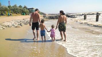 jovem familia na praia