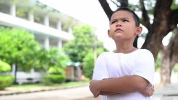 en pojke tittar mot himlen och tänker video
