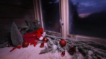 fenêtre d'hiver avec des cadeaux de décoration de noël video