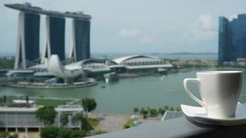 tazza di caffè con singapore sullo sfondo video