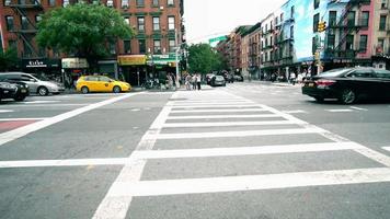 Nueva York, barrio, calle de la ciudad, paso de peatones video