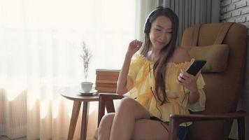 joven, mujer asiática, bailando, con, auriculares video
