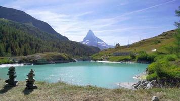 Monte Cervino con il lago in Svizzera video