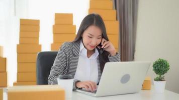 jovem empresária asiática chegando e falando ao telefone video