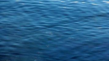 krusad blå bakgrund för havsvatten video