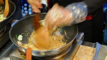 asiatische gebratene Nudeln, die in der Pfanne kochen video