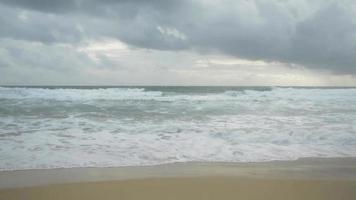 de kust waar de regenbui komt met sterke golven, phuket, thailand. video