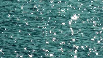 sprankelende stralende zee op zonnige dag