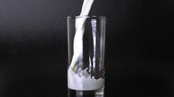 derramando leite refrescante em um copo transparente