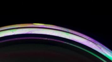 färgglad konsistens av en såpbubbla på en mörk bakgrund