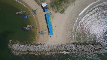 toma aérea del rompeolas video