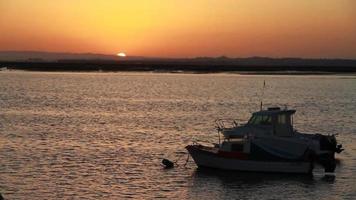 coucher de soleil avec des bateaux au portugal