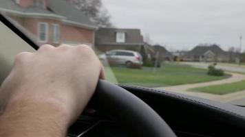 raccolta di più scatti con una mano che usa un volante e guida un'auto video