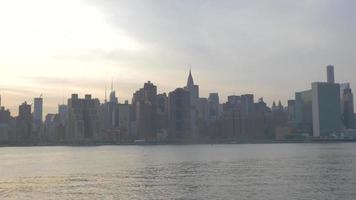 centre-ville de new york depuis l'eau au coucher du soleil 4k video
