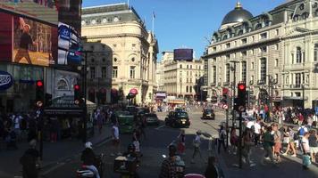 turister i piccadilly cirkus i london, england 4k video