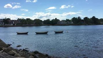 vista de canoas flutuando na costa de Maine 4k video