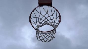 angle de perspective du basket-ball passant par le filet 4k video