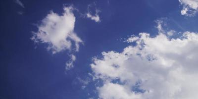 lapso de tempo de nuvens altocumulus cruzando a cena da direita para a esquerda em 4k video