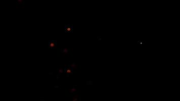 Spectacula bokeh de brasas desapareciendo en la oscuridad en 4k video