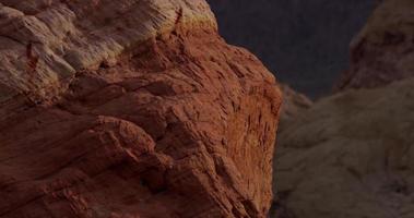 panoramica verticale girato mostrando belle rocce rosse nel paesaggio desertico in 4K video