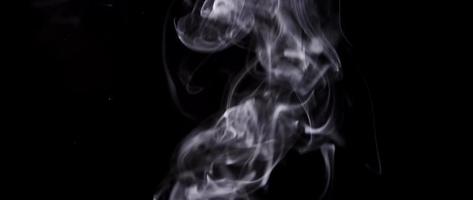 zachte witte rookgolven vullen de scène op een donkere achtergrond in 4k video