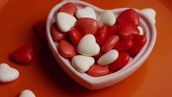 rotierende Stock Footage Aufnahme von Valentinstag Dekorationen und Süßigkeiten - Valentinstag 0071 video