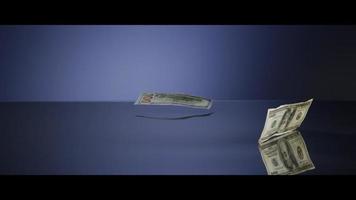 Amerikaanse biljetten van $ 100 die op een reflecterend oppervlak vallen - geld 0039