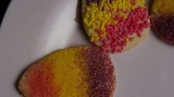 filmische, roterende opname van Pasen-koekjes op een bord - koekjes Pasen 005 video
