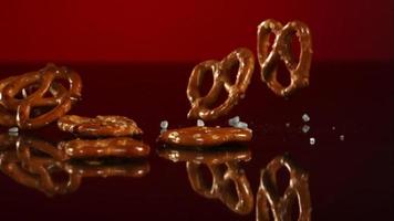 pretzels caindo e quicando em ultra slow motion (1.500 fps) em uma superfície reflexiva - pretzels phantom 028