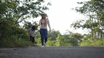 cámara lenta, madre y su hijo caminando en la calle video