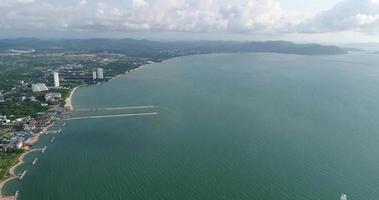 luchtfoto panoramisch uitzicht van pattaya strand video