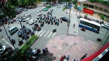 traffico cittadino di ho chi minh all'incrocio, vietnam video