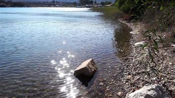 vista di riflessione del sole sulla città e sul mare video