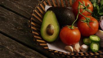 Foto giratoria de hermosas verduras frescas sobre una superficie de madera - barbacoa 119 video