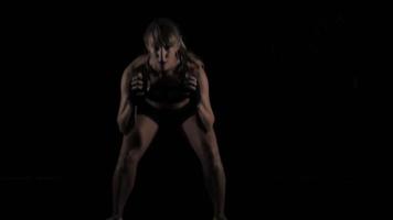 atleta femenina haciendo sentadillas con pesas video