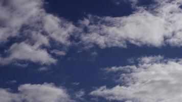 Zeitraffer großer Gruppen von Altocumuluswolken, die sich in 4k von der Kamera entfernen