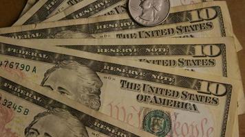 rotierender Schuss von amerikanischem Geld (Währung) - Geld 517 video