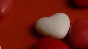 rotierende Stock Footage Aufnahme von Valentinstag Dekorationen und Süßigkeiten - Valentinstag 0060 video