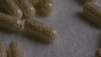 roterande stock footage skott av vitaminer och piller - vitaminer 0104