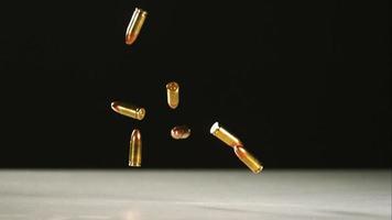 balas que caen y rebotan en cámara ultra lenta (1,500 fps) sobre una superficie reflectante - balas fantasma 005 video