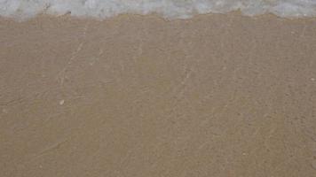 vista sul mare tropicale delle andamane. onda che si infrange sulla riva sabbiosa. video