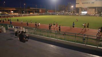 mensen rennen op een atletiekbaan video