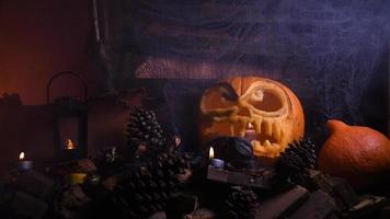 abóbora de halloween com fundo de madeira e fumaça enevoada video